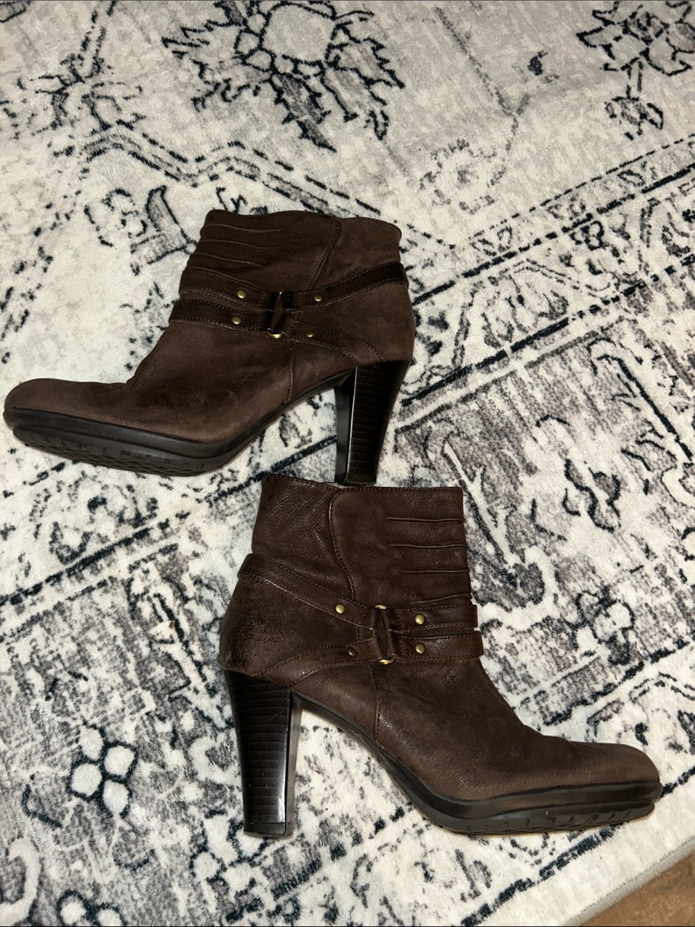 AEROSOLES Women’s Brown Stacked-Heel Ankle Booties